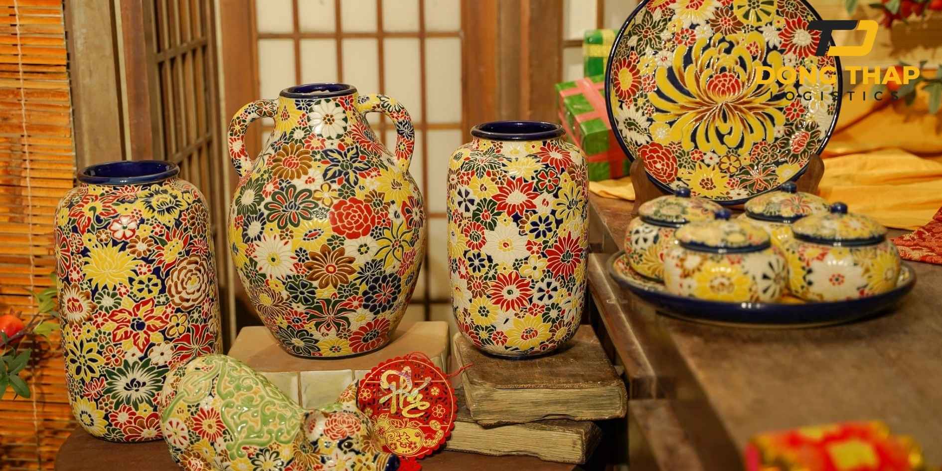 Vận Chuyển Lọ Hoa Gốm Bát Tràng Họa Tiết Tết Sang Thái Lan – Điểm Nhấn Văn Hóa Việt Trong Không Gian Xuân